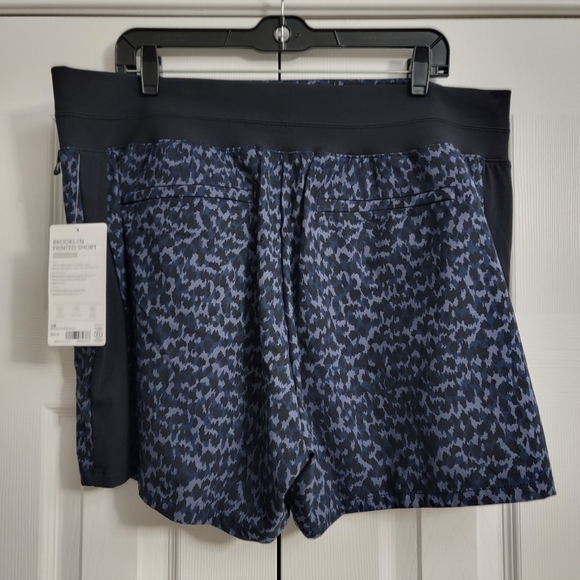Athleta Brooklyn Mid Rise Printed Shorts, Women's Size 18 - Picture 4 of 5